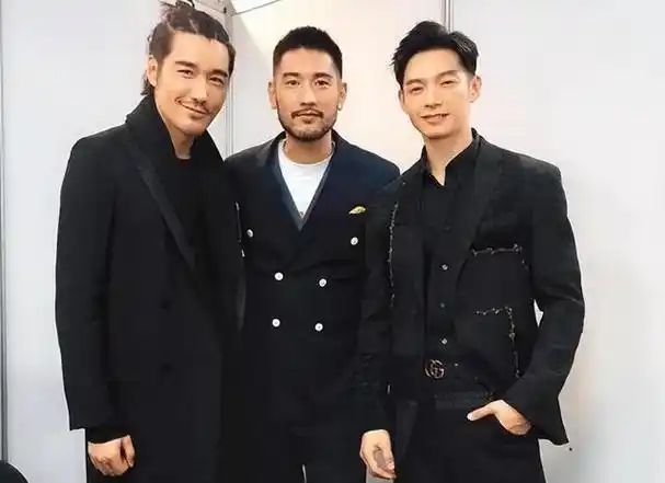 胡兵上海时装周新造型太燃了网友这才是不老男神53如23岁