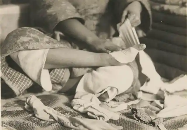 老照片旧中国女子的三寸金莲的真实模样