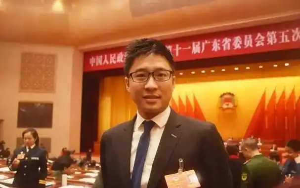 霍启山觉醒跟章子怡吻照成过去与荣家大小姐比肩显江湖地位