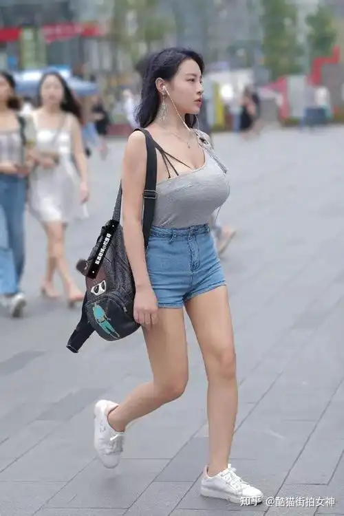 街拍女神牛仔热裤灰色单肩上衣的胸器妹子