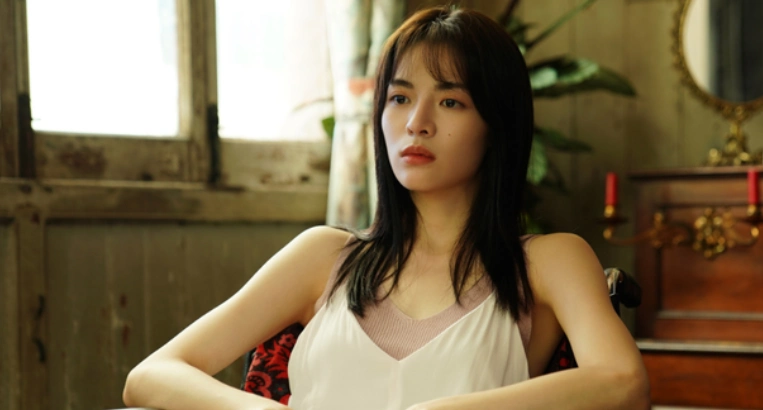 荞麦疯长昨天正式上映钟楚曦雨中独舞成为全片高光泪点