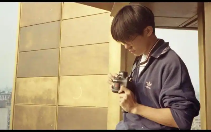 易烊千玺拿着相机背影系列我们的摄影男孩长大了