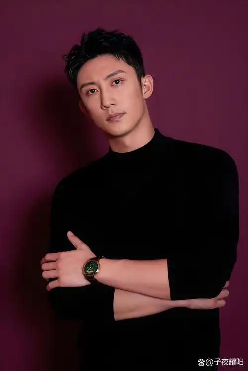 黄景瑜长相帅气,身材高大挺拔,在众多影视作品中都展现了他的硬朗形象
