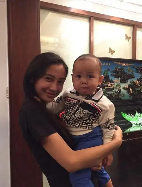 王皓儿子与女神baby合影网友艳福不浅
