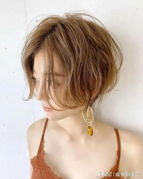 时尚减龄的短发,当属"时髦色 纹理烫"最流行,显脸小又显气质|发型