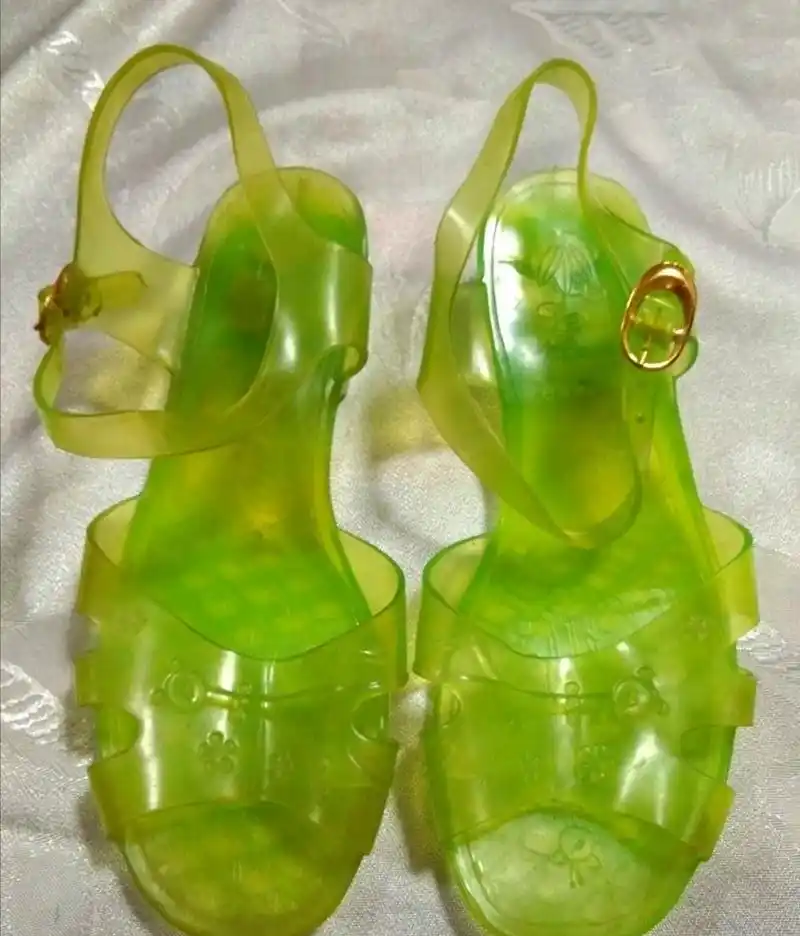 70,80后童年记忆里的塑料凉鞋,穿过的估计都已经结婚生子了吧