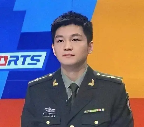 樊振东穿军装的样子好帅我们小胖也是个小帅哥