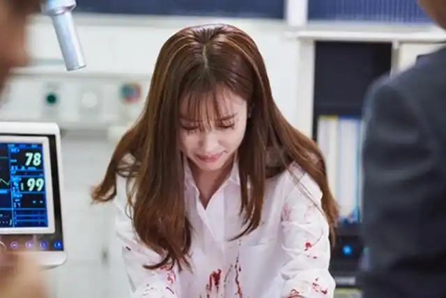 《w两个世界》第6集剧照 韩孝周满身鲜血伤心痛哭