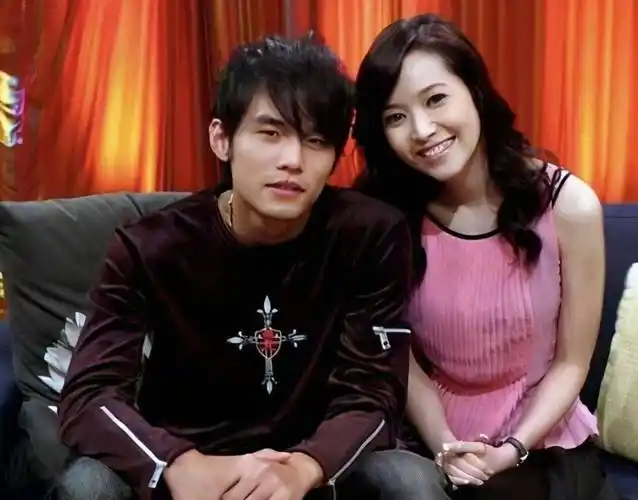 昆凌带娃为周杰伦庆生,儿女颜值高有明星相,周杰伦瘦回巅峰颜值_祝福