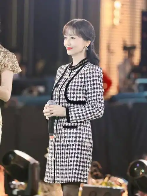 赵雅芝明星时尚穿搭:70岁的赵雅芝这次参加活动,穿了一款千鸟格连衣裙
