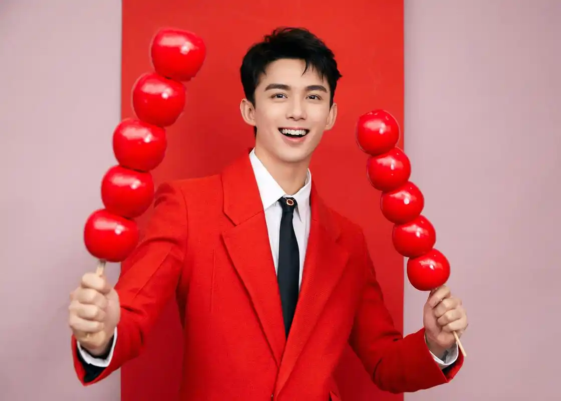 一袭红衣,喜迎红火中国年.少年吴磊再登春晚,辞旧迎新共度佳节