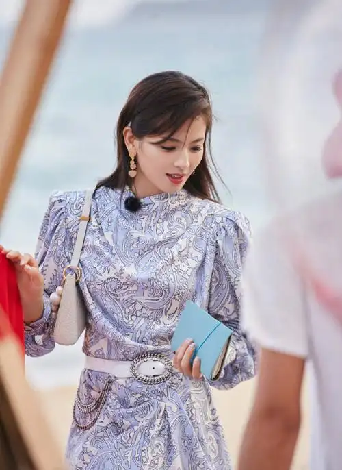 刘涛紫身着紫色印花长裙参加综艺满满优雅复古风