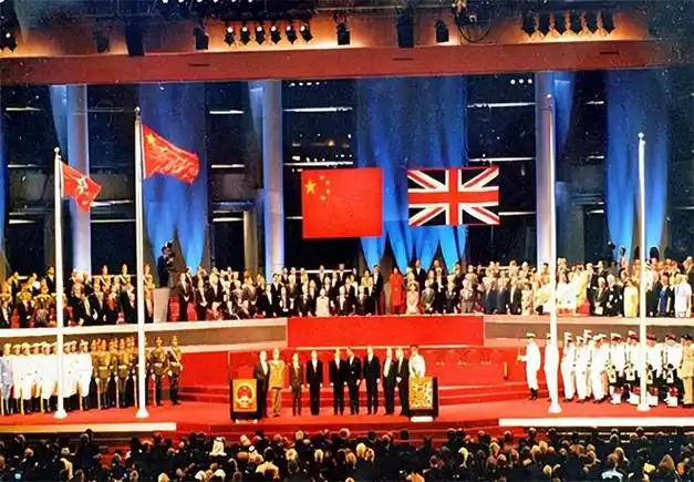 1992年,邓公验收香港回归方案,看完脸色大变:忽视了一大漏洞