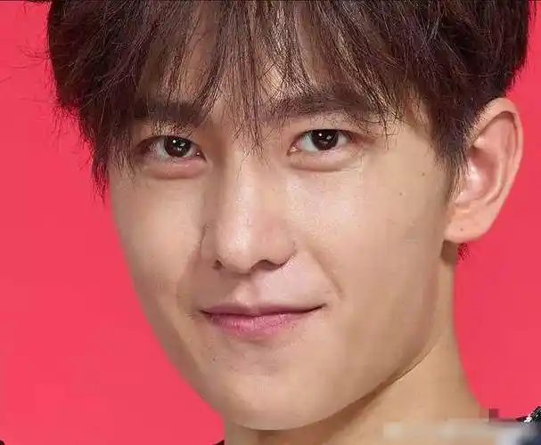 摄影师吐槽杨洋长得丑皮肤差,看了一眼高清图我笑了