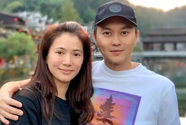 张智霖51岁生日,光蛋糕就有5个,袁咏仪面色通红,两人又亲又抱