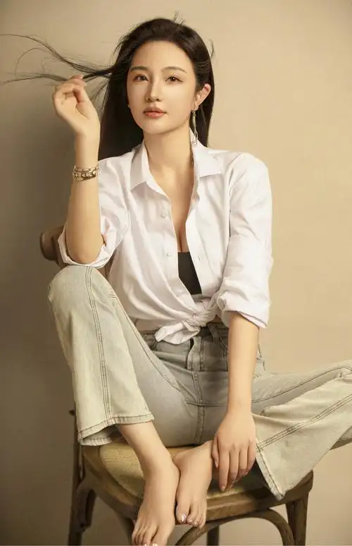 老板娘2桂晶晶拒绝千篇一律的性感展乱世女性独特魅力