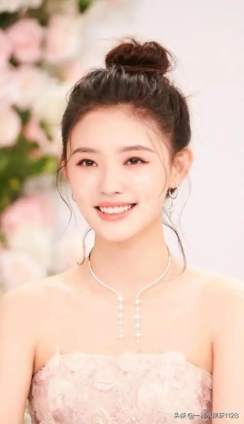 10,关晓彤关晓彤,1997年9月17日出生于北京市,中国内地影视女演员