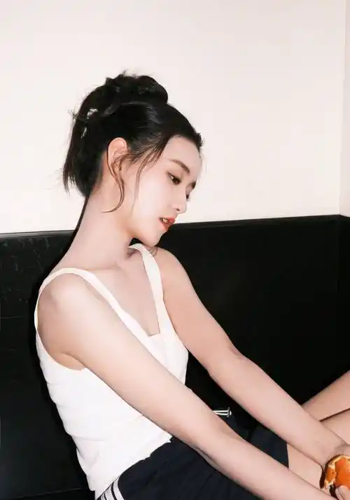 蒋依依白色吊带背心悠闲写真_穿着_照片_阳光和