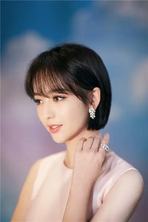 佟丽娅出席时尚盛典 俏丽短发搭粉色长裙尽显柔美气质