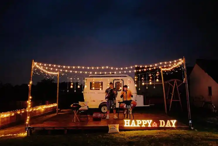 "不插电"的小舞台迎龙村图