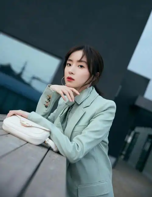 胡冰卿曝光写真照穿绿色套装短裤配10厘米高跟鞋利落又帅气