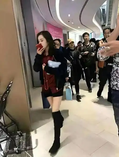 杨幂逛街被偶遇脸精致身板太瘦了再怎么装嫩也没有少女感