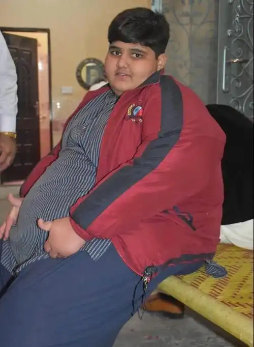 6岁时,他的饭量相当于四个成年人,体重已增加到了15英石(约合190斤).