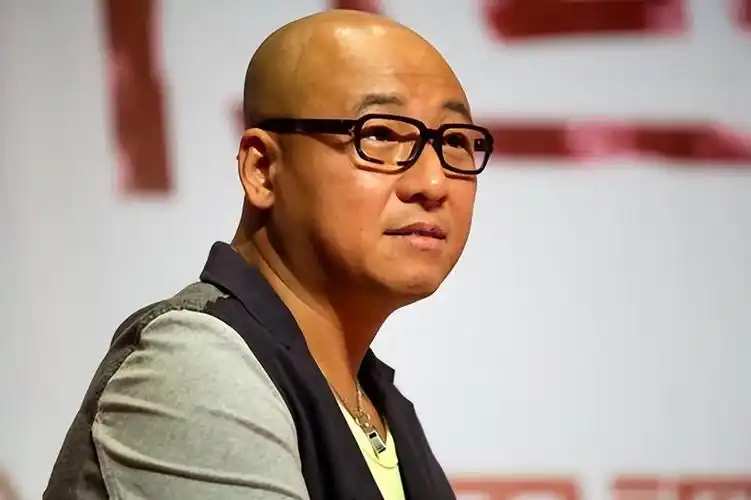 周晓鸥:和吴京是发小,婚姻失败独自抚养儿子,53岁成全能艺人