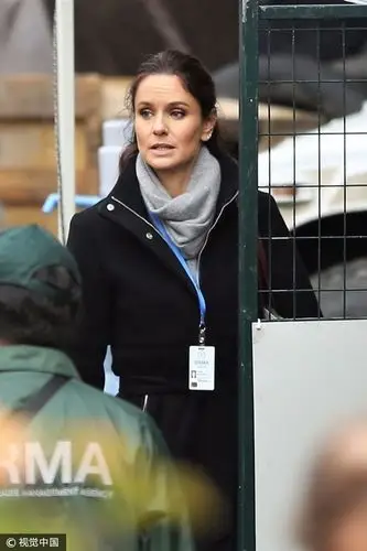 《越狱》女主维恩·卡里斯现身拍摄新剧 待机间隙抠鼻背台词