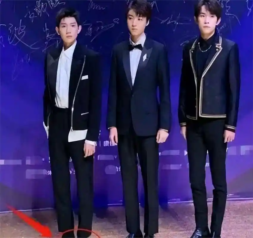 王源现身巴黎看秀,却被网友吐槽身高太矮,看起来像"小学生"