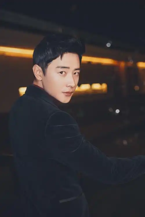 p>罗晋,1981年11月30日出生于江西省宜春市铜鼓县,中国内地影视男演员