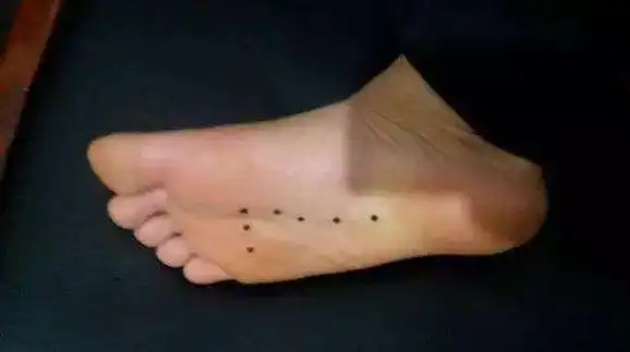 刘邦腿长72颗痣,朱元璋脚踩七颗痣,而此开国皇帝却头长龙角