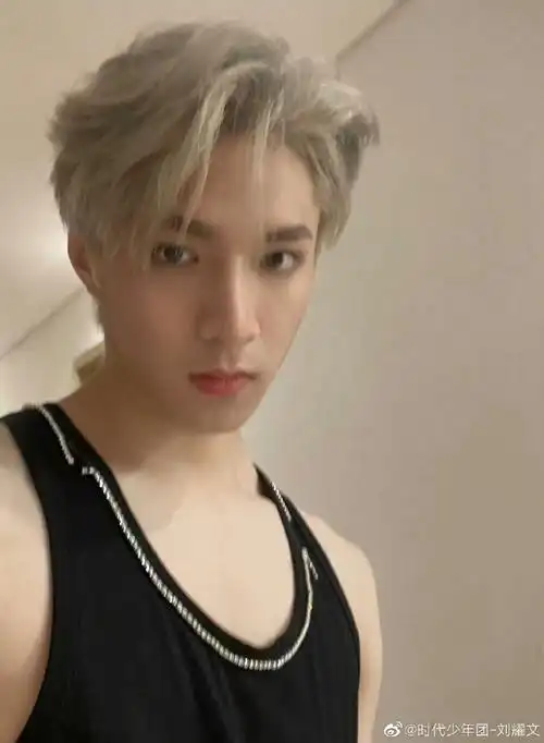 【绝对top】@时代少年团-刘耀文专门为0502海口演唱会染的限定银色吗?