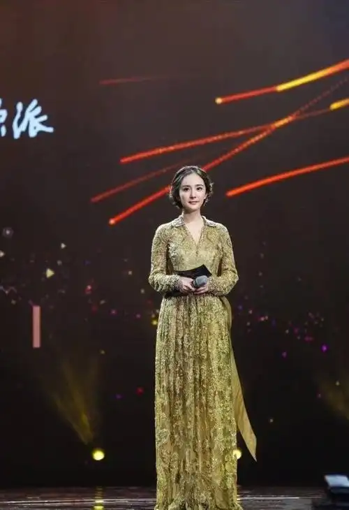 就是那一年的金鹰节,带领着自己旗下的艺人们一同走红