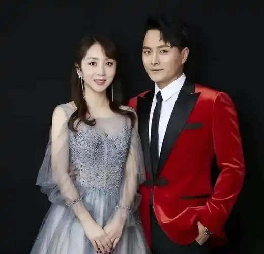 歌手云飞走红后离婚,二婚娶了小10岁的漂亮老婆,请对她的前妻低调点!