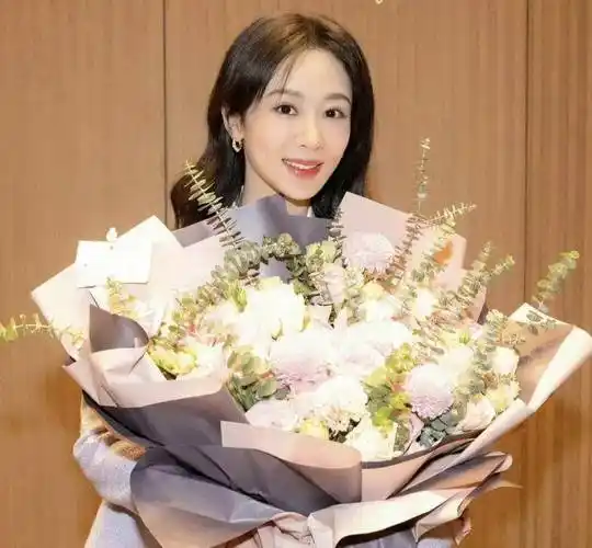 杨紫新剧杀青照引热议,蒜头鼻变网红鼻,修图事故?