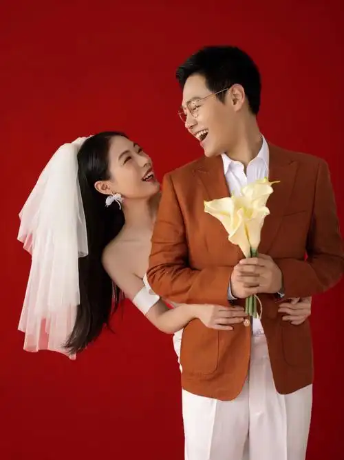 拍一组复古红底的婚纱照也是非常不错的选择