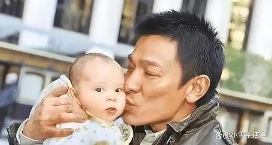 刘德华怎么也想不到,当年随口亲的婴儿,居然差点把他踢下神坛