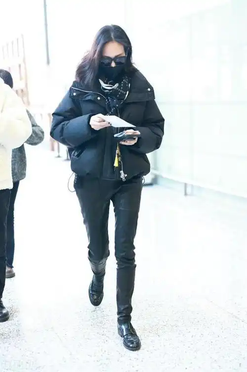 张钧甯亮相上海机场搭配了一身黑色的衣服看上去特别的靓丽