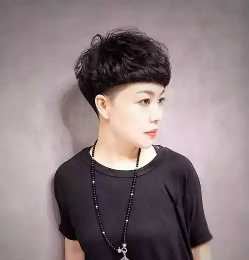 上面说过,小卷最受老年人欢迎,是因为这种发型蓬松饱满,而且把发量