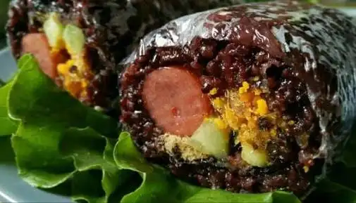 配菜摆好了之后从一边卷起,两边捏紧就做好了,做好的粢米饭团可以直接