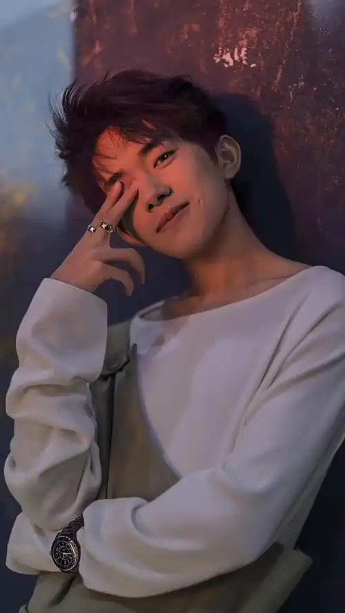 休闲时尚小鲜肉易烊千玺帅气迷人写真