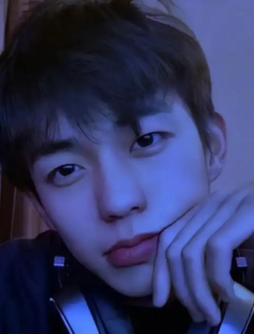 都说余庆伟的眼睛看都深情