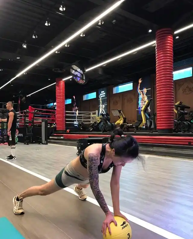 国内摇滚女歌手谭维维晒出健身照,素颜花臂纹身,马甲线一应俱全