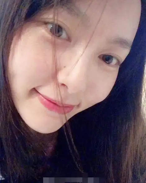 最近,结婚后的唐嫣首次晒出了自己的素颜近照,这曝光了她的状态,让