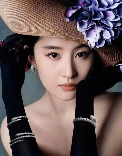 刘亦菲又鲨疯了,最新封面组图,当季高定配珠宝,顶级女星 .