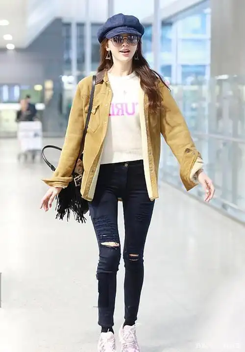 林志玲厉害了,牛仔裤藏不住凹凸感,45岁身材仍惊艳