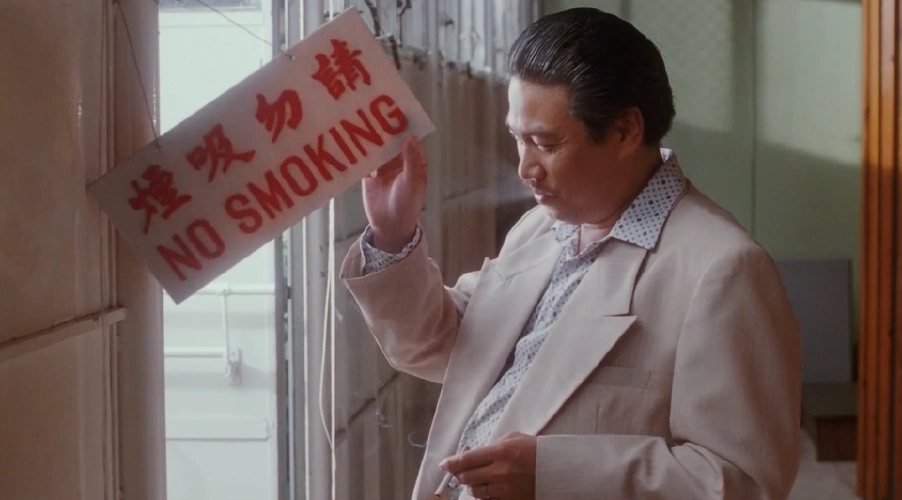 猪油仔真有个性墙上写着请勿吸烟他直接当没看见