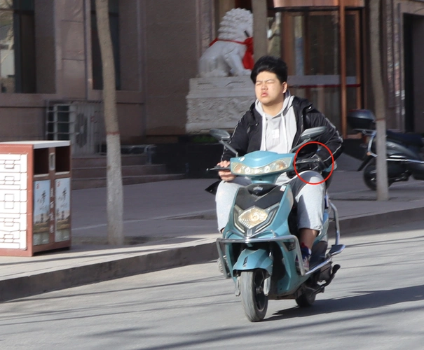 曝光台敦煌部分市民骑电动车不戴头盔被曝光