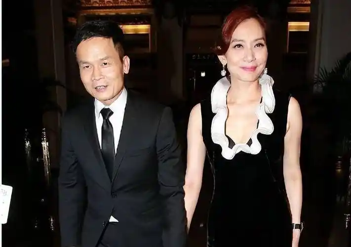 她非常随和,随和,约会过很多有钱人.邝美云小时候的家庭背景并不好.